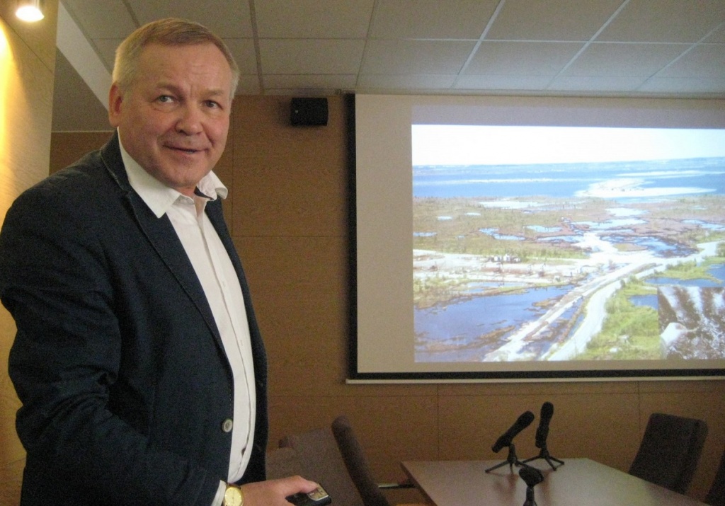 Профессор ТГУ Валерий Земцов читает лекцию по гидрологии Западной Сибири в Институте геофизики в Варшаве.