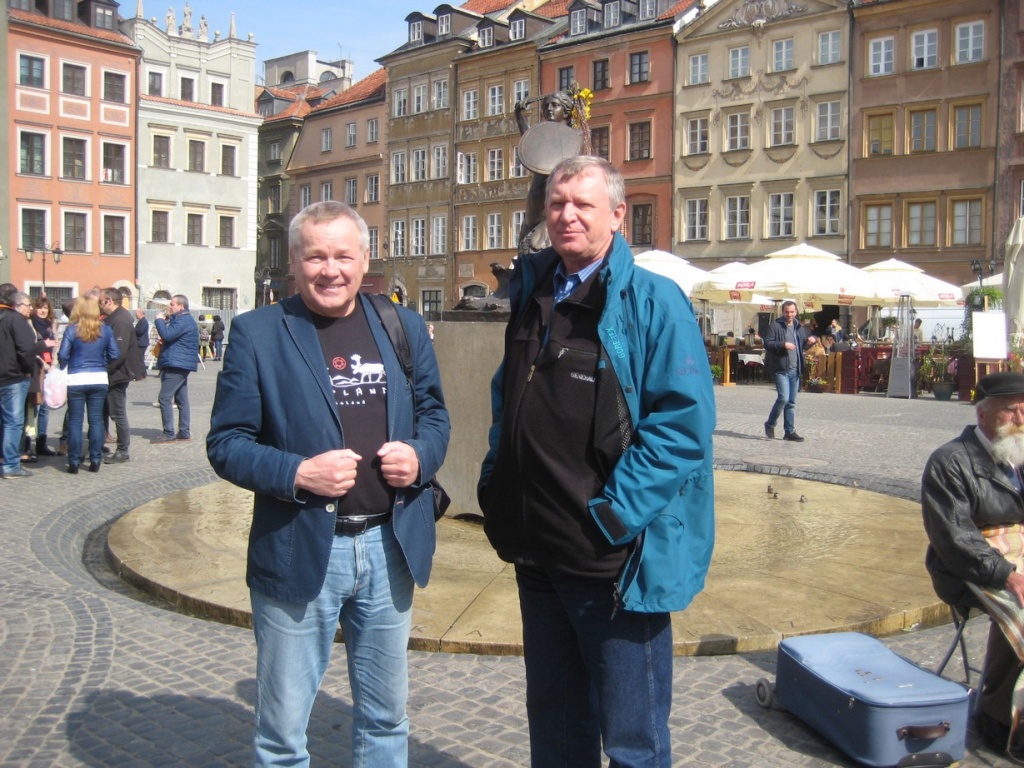 Валерий Земцов и польский профессор Петр Гловацки в историческом центре Варшавы.
