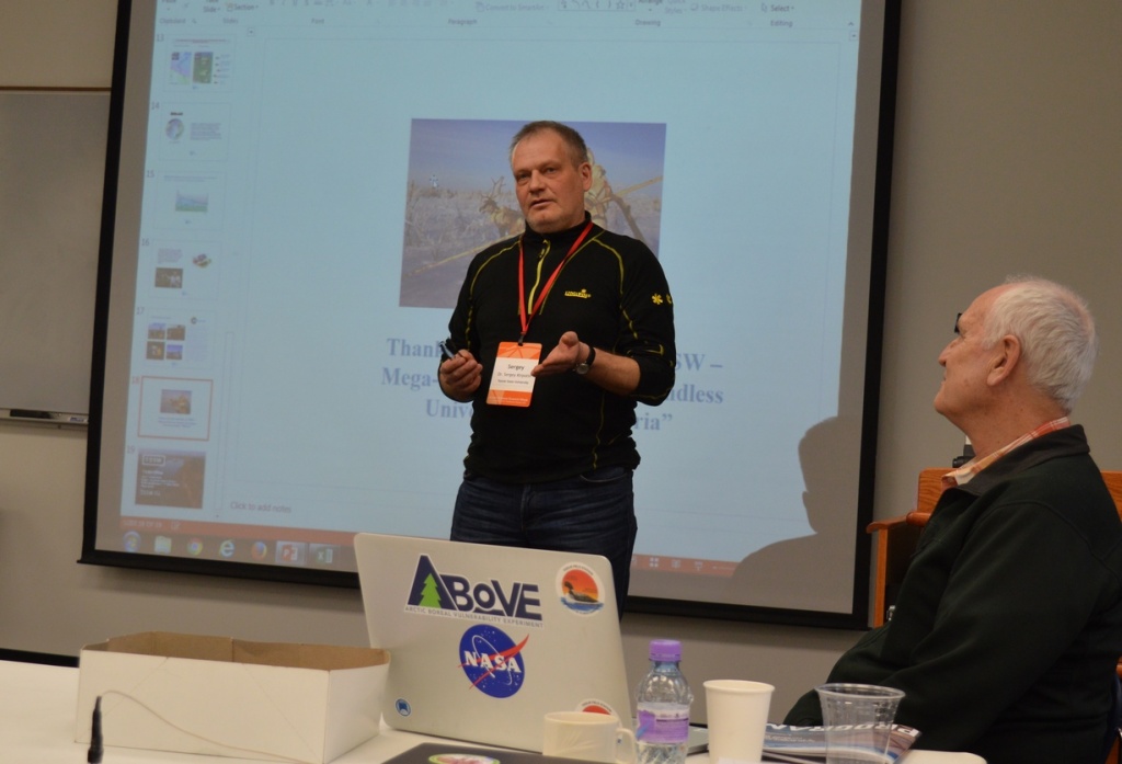 Сергей Кирпотин выступает на совещании Арктической научной недели.