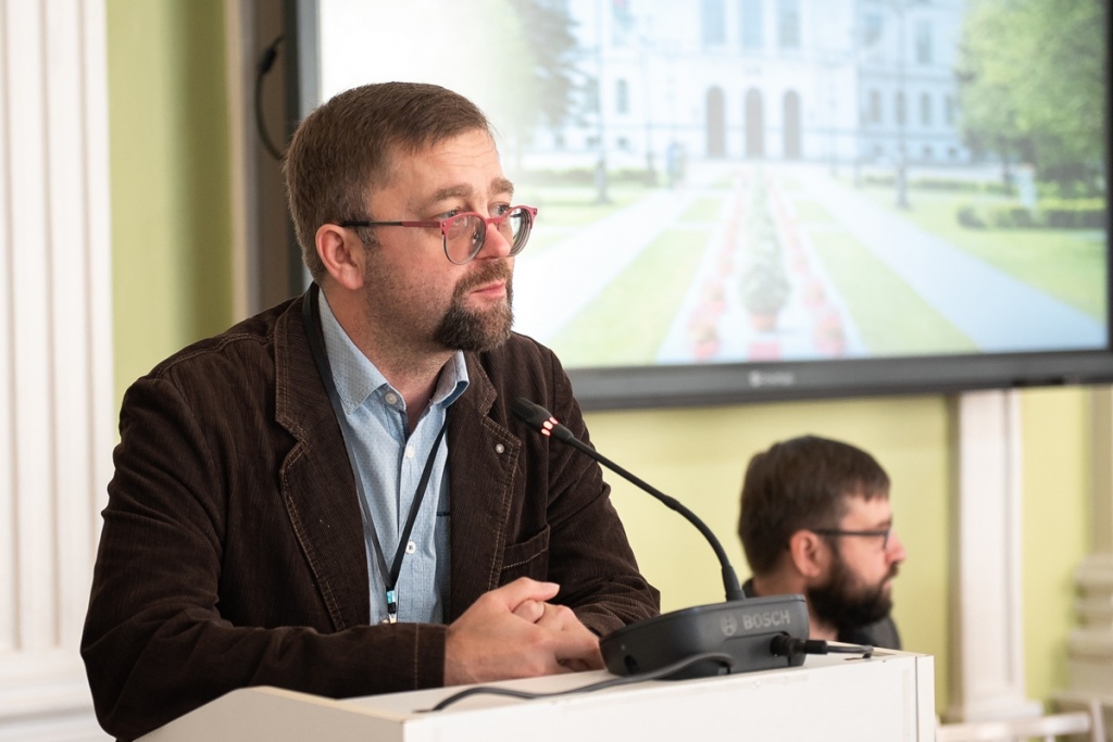 Дмитрий Рогозин, Институт социального анализа и прогнозирования РАНХиГС, открывает II форум полевых интервьюеров в Томске. Дмитрий Рогозин, Институт социального анализа и прогнозирования РАНХиГС, открывает II форум полевых интервьюеров в Томске.