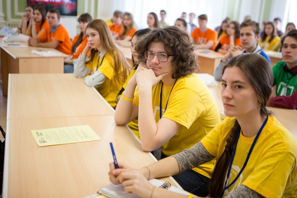 Школьники, увлеченные коммуникацией, надели желтые футболки с логотипом ТГУ.