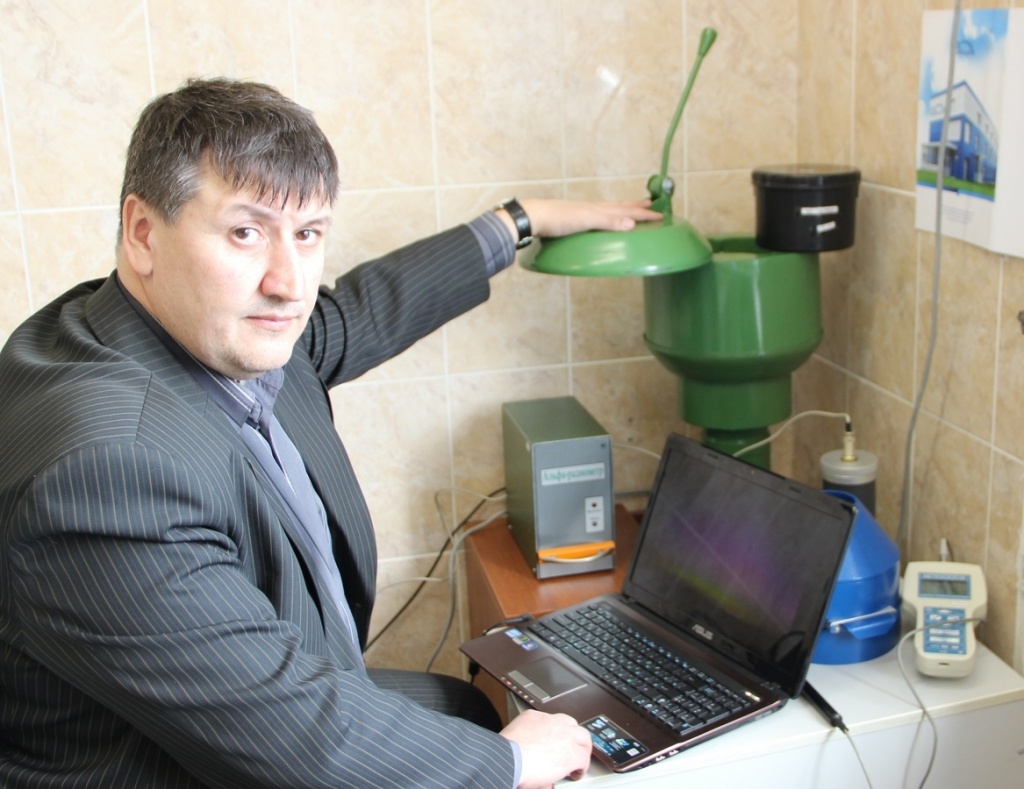 Александр Куровский работает на альфа-радиометре в лаборатории радиационного контроля НИИ ББ ТГУ.