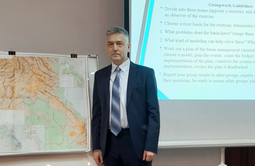 Доцент ГГФ ТГУ Вадим Хромых во время выступления в Лаосском национальном университете 20200128_132912.jpg