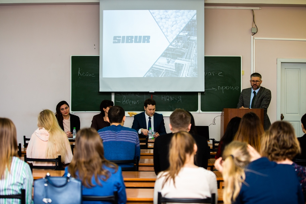 Стажировка для студентов юристов. Студенты экономисты. Студенты на предприятии. Практика студентов. Практика студентов.