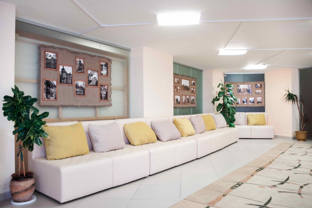 Бронирования комната. Толстый лев новосибирск гостиница. Санкт-петербург отель мистер хостел. Courtyard в аэропорту. Лайм сити.