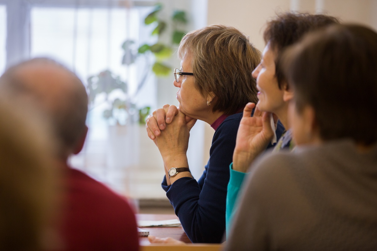 Люди на лекции. Заседание. 3 слушателя. Бизнес школа. Слушатель собеседник.