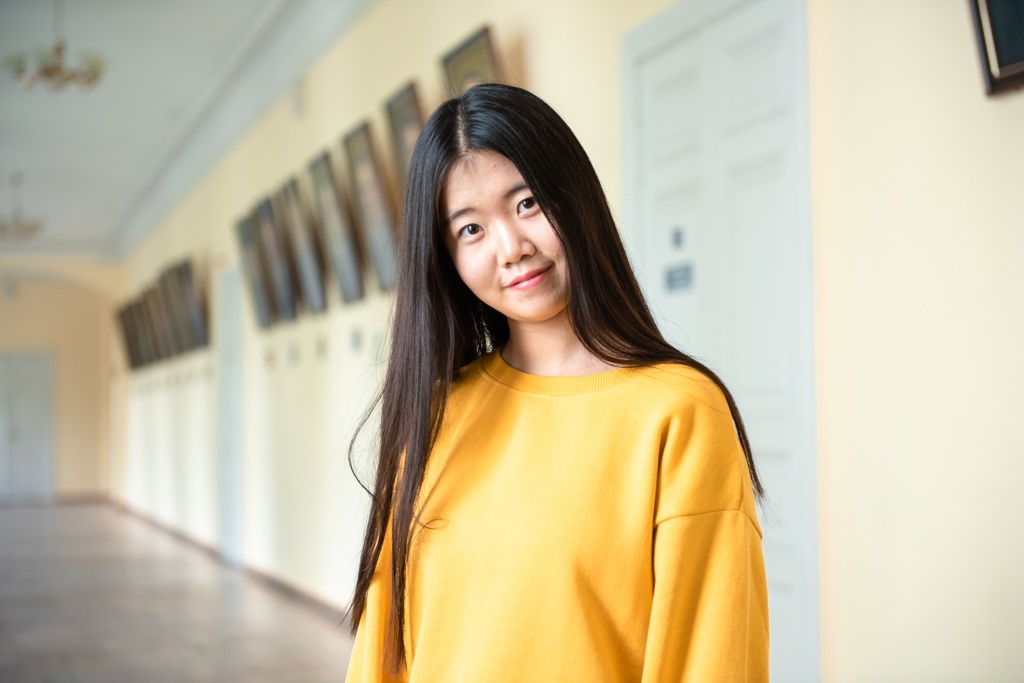 Познакомиться с китаянкой. Китаянки в аэропорту. Китаянка средних лет. Девушки китаянки москва. Китаянки в шанхае.