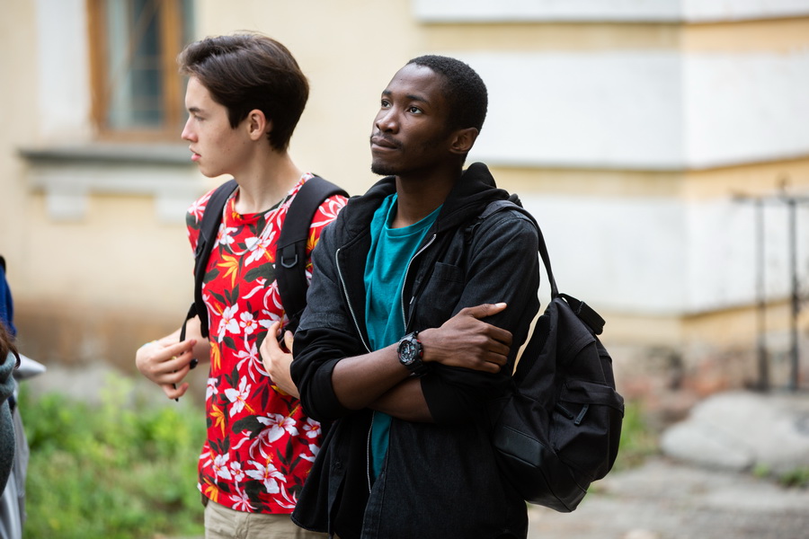 Человек спрашивает дорогу. Помочь иностранцам. Помочь иностранцам. Помочь иностранцам. Человек с разговорником.