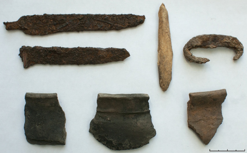 Археологические находки с Кетского острога: лезвия ножей, кресало, костяной наконечник стрелы, фрагменты посуды.