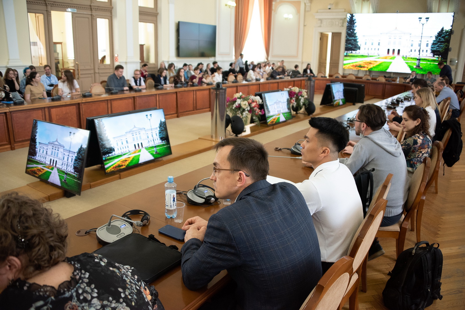 конференция ученых. на конференция ученые из трех стран.