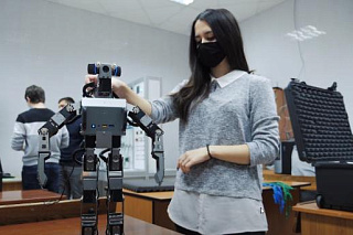 Вместе с роботами: студенты ФТФ осваивают робототехнические системы
