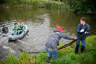 Аквалангисты томских вузов впервые очистили дно Университетского озера